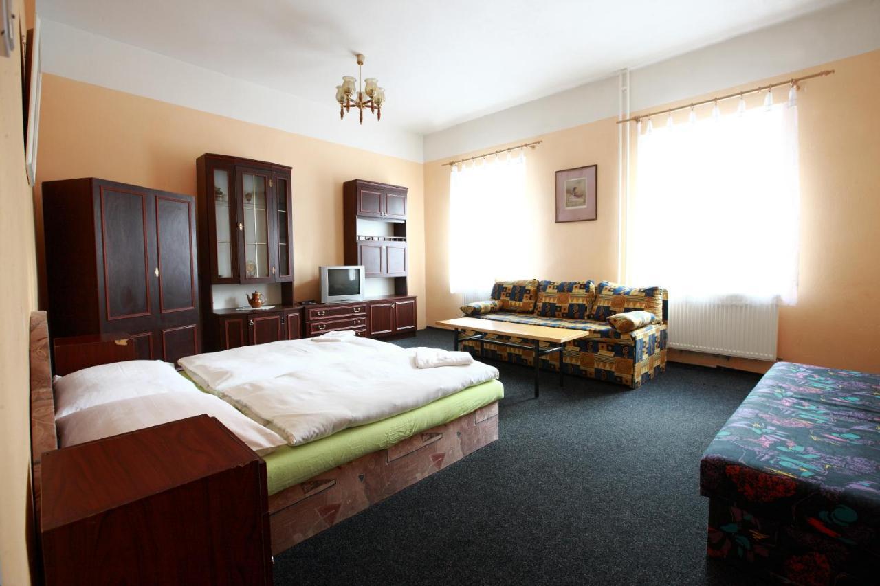 Hotel Slávie Klášterec nad Ohří Exterior foto